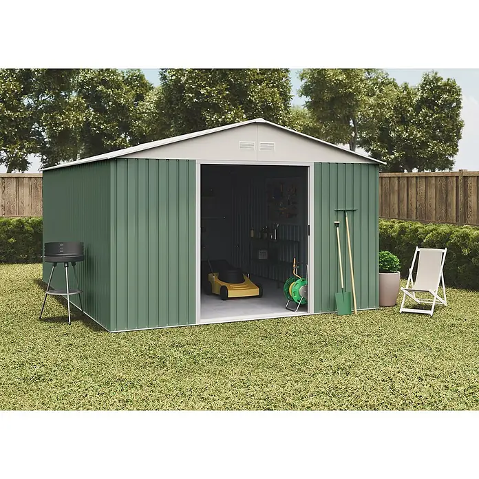 Hoggar Gerätehaus Anjala - Außenmaß inkl. Dachüberstand (B x T): 343 x 452 cm, Grün, Metall, Grundfläche: 15,5 m² - Grünes Metall-Gartenhaus mit geöffneten Schiebetüren und Gartengeräten wie Grill, Rasenmäher und Gartenstuhl im sonnigen Garten.