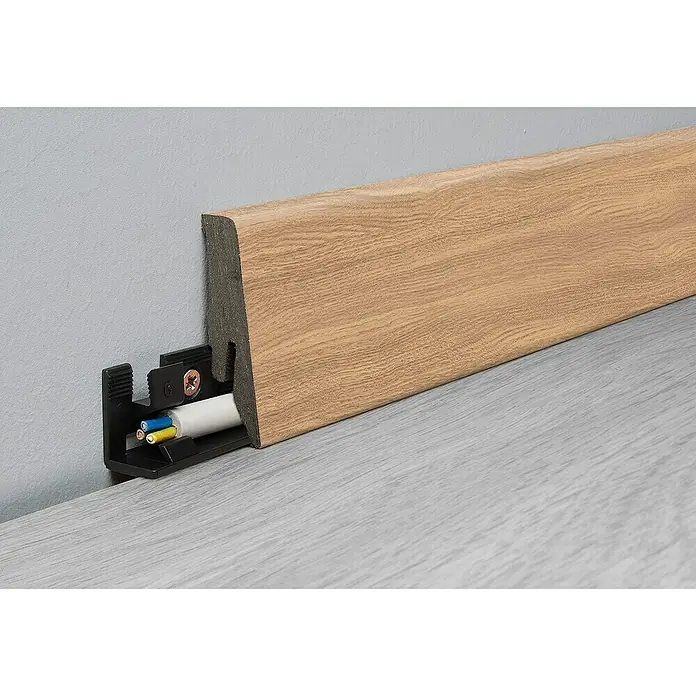 LOGOCLIC Aquaprotect Smart Silent Sockelleiste K58 C Safari Pearl Oak - 2,6 m x 18 mm x 58 mm, HDF - Sockelleiste aus Holz mit Kabelführung. Die Leiste in Holzoptik verbirgt elegant Kabel an der Wand und sorgt für Ordnung.