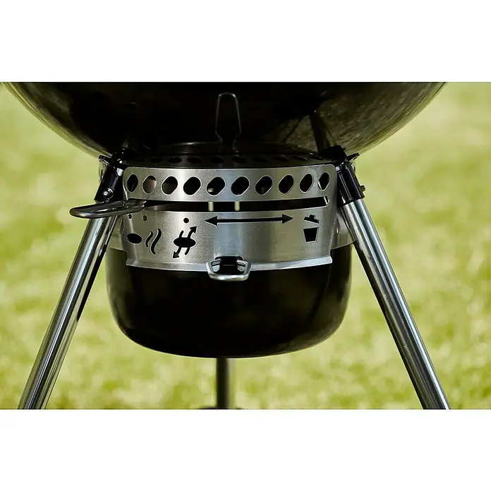 Weber Kugelgrill Original Kettle E-5730 - Durchmesser Grillfläche: 54 cm, Schwarz/Silber - Grill im Detail: Nahaufnahme des unteren Teils eines Holzkohlegrills mit Lüftungssteuerung und Beinen.
