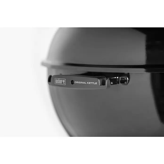 Weber Kugelgrill Original Kettle E-5730Durchmesser Grillfläche: 54 cm, Schwarz/Silber - Nahaufnahme eines schwarzen Weber Original Kettle Grills, der die Details und die Qualität des Produkts hervorhebt.