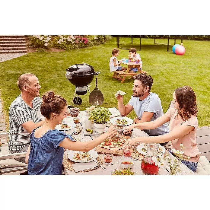 Weber Master-Touch GBS Kugelgrill Premium E-5770 - Durchmesser Grillfläche: 57 cm, Schwarz/Silber - Schwarzer Kugelgrill im Garten, für eine Familienmahlzeit genutzt.