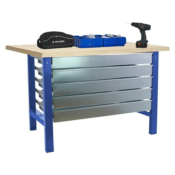 Simonrack Simonwork Werkbank BT6L MDF 5BOX 1500 - L x B: 75 x 150 cm, Arbeitshöhe: 86,5 cm, Belastbarkeit: 775 kg, Blau/Holz - Werkbank mit Werkzeugtasche, blauen Boxen und einem Akku-Bohrschrauber. Die Werkbank hat silberne Schubladen und ein blaues Gestell.