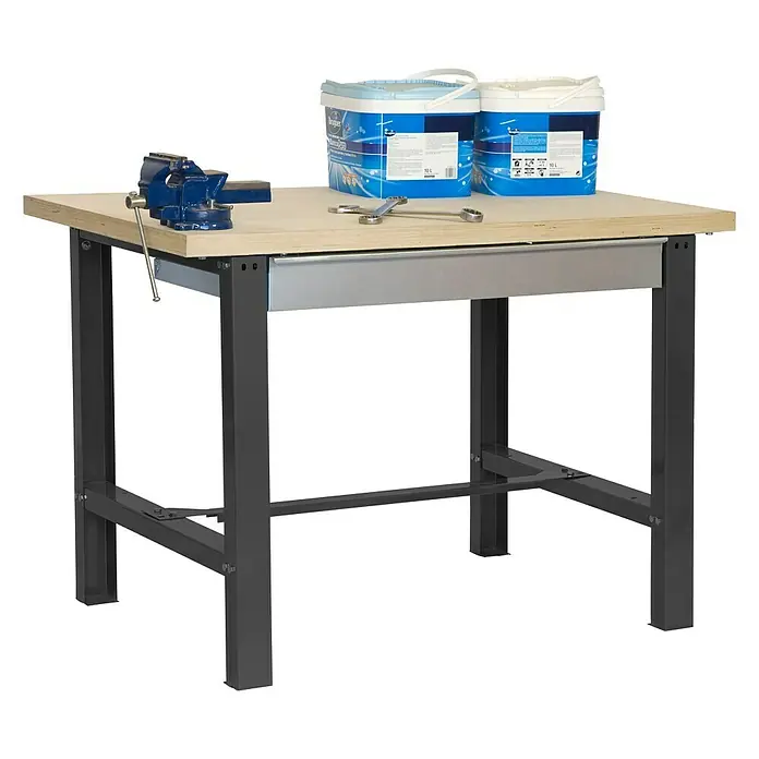 Simonrack Simonwork Werkbank BT6L MDF 1BOX - L x B: 75 x 120 cm, Arbeitshöhe: 86,5 cm, Belastbarkeit: 635 kg, Schwarz - Werkbank mit Schraubstock und Farbeimern. Die Werkbank hat eine helle Holzplatte und ein graues Metallgestell mit einer Schublade.