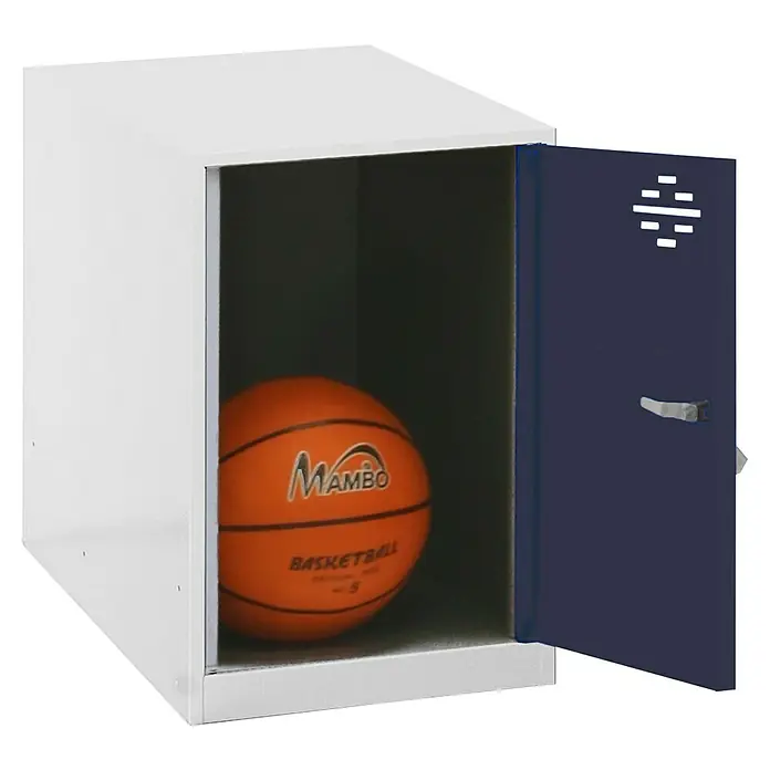 Simonrack Simonlocker Taquilla Mini - L x An x Al: 50 x 30 x 47,5 cm, Número de puertas: 1 ud., Blanco/Antracita - Un armario blanco con una puerta azul entreabierta, que revela una pelota de baloncesto naranja Mambo en el interior, almacenada en el interior oscuro de la unidad.