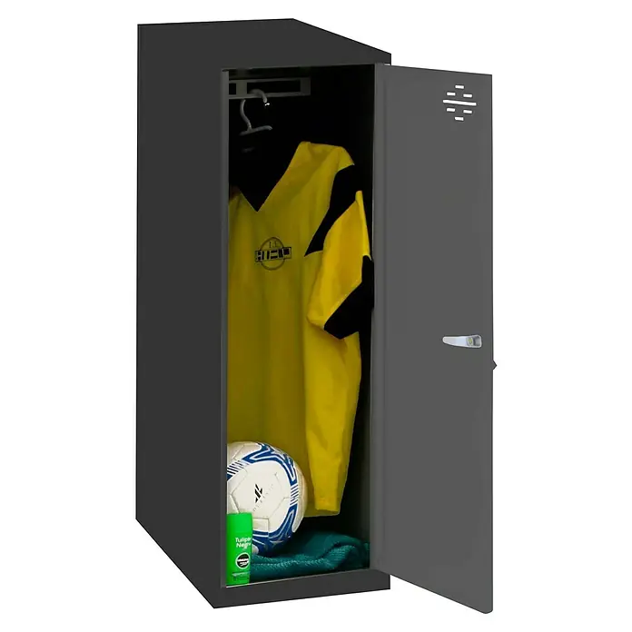 Simonrack Simonlocker Taquilla Mini - L x An x Al: 50 x 30 x 91,5 cm, Número de puertas: 1 ud., Antracita - Un casillero gris con una puerta abierta que revela una camiseta amarilla, una pelota de fútbol y una toalla en el interior.