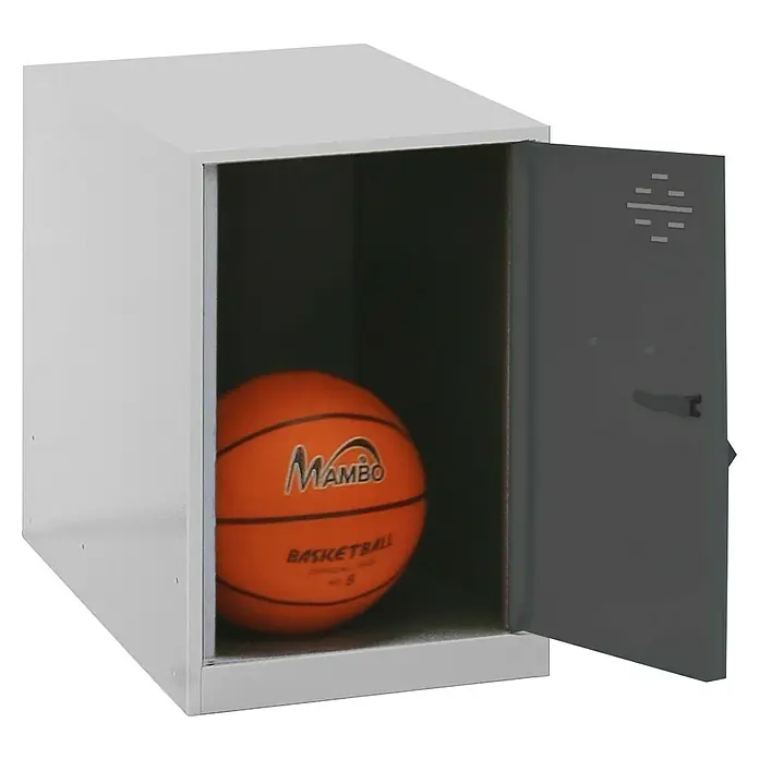 Simonrack Simonlocker Taquilla Mini - L x An x Al: 50 x 40 x 47,5 cm, Número de puertas: 1 ud., Gris/Antracita - Imagen de un casillero metálico gris abierto con un balón de baloncesto Mambo naranja dentro.