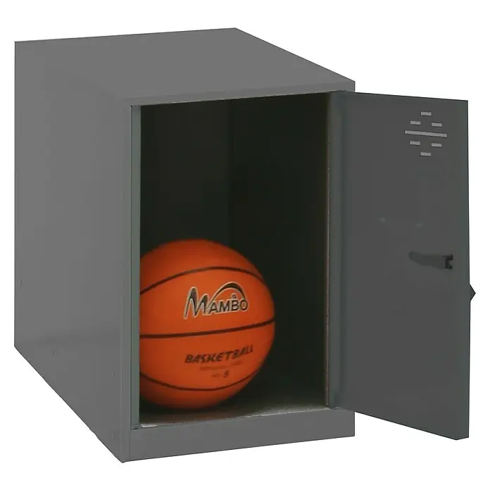 Simonrack Simonlocker Taquilla Mini - L x An x Al: 50 x 30 x 47,5 cm, Número de puertas: 1 ud., Antracita - Taquilla gris con puerta abierta y una pelota de baloncesto naranja Mambo dentro. Ideal para guardar material deportivo en escuelas o vestuarios.