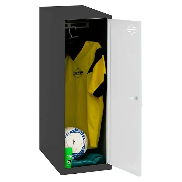 Simonrack Simonlocker Taquilla Mini - L x An x Al: 50 x 30 x 91,5 cm, Número de puertas: 1 ud., Antracita/Blanco - Un armario gris cuenta con un balón de fútbol, ​​una camiseta amarilla, una toalla y un desodorante. Perfecto para atletas que buscan seguridad.