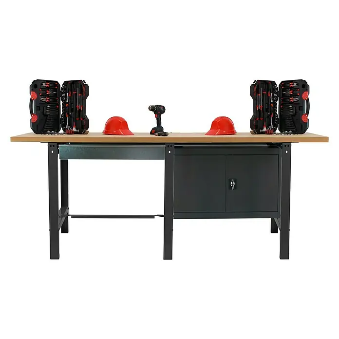 Simonrack Simonwork Banco de trabajo BT6 Box Tandem Cabinet - L x An: 75 x 210 cm, Altura de trabajo: 86,5 cm, Carga soportada: 600 kg, Antracita/Madera - Banco de trabajo con kits de herramientas, casco de seguridad rojo y un taladro inalámbrico sobre una superficie clara.