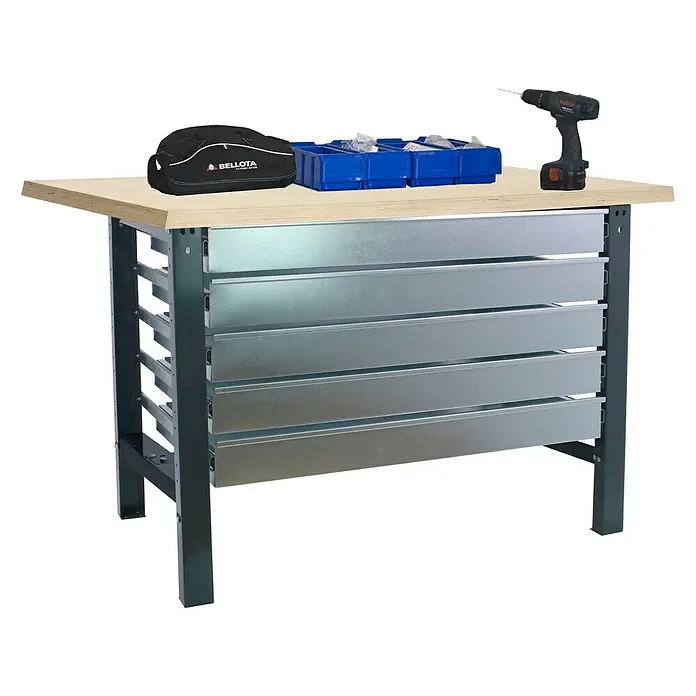 Simonrack Simonwork Werkbank BT6 MDF 5 Box - L x B: 75 x 150 cm, Arbeitshöhe: 86,5 cm, Belastbarkeit: 775 kg, Schwarz - Werkbank mit Schubladen, darauf eine Werkzeugtasche, blaue Boxen und ein Akkubohrer. Ideal für Werkstätten und Hobbyräume.