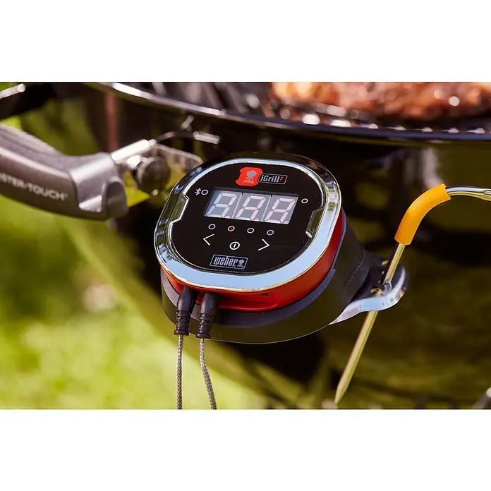 Weber Master-Touch GBS Kugelgrill E-5750 - Durchmesser Grillfläche: 57 cm, Schwarz - Nahaufnahme des Weber iGrill 2 Bluetooth-Thermometers, das an einem Grill befestigt ist und eine präzise Temperaturüberwachung ermöglicht.