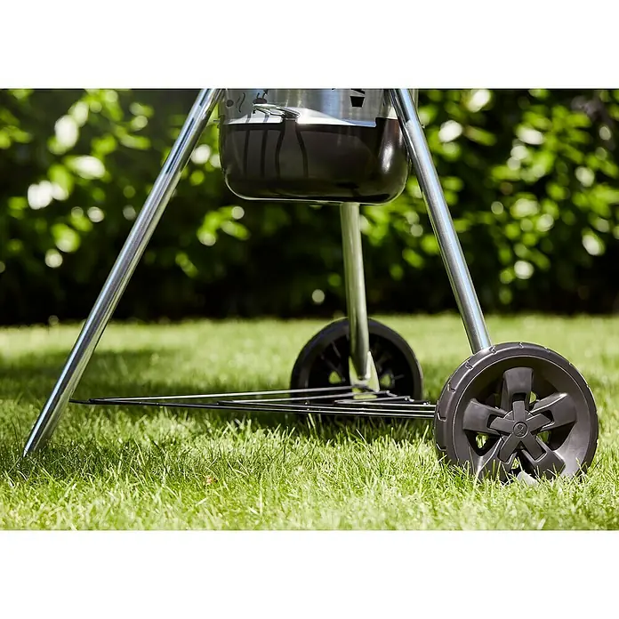 Weber Master-Touch GBS Kugelgrill E-5750 - Durchmesser Grillfläche: 57 cm, Schwarz - Nahaufnahme eines tragbaren Kugelgrills mit Rädern auf einer Rasenfläche.