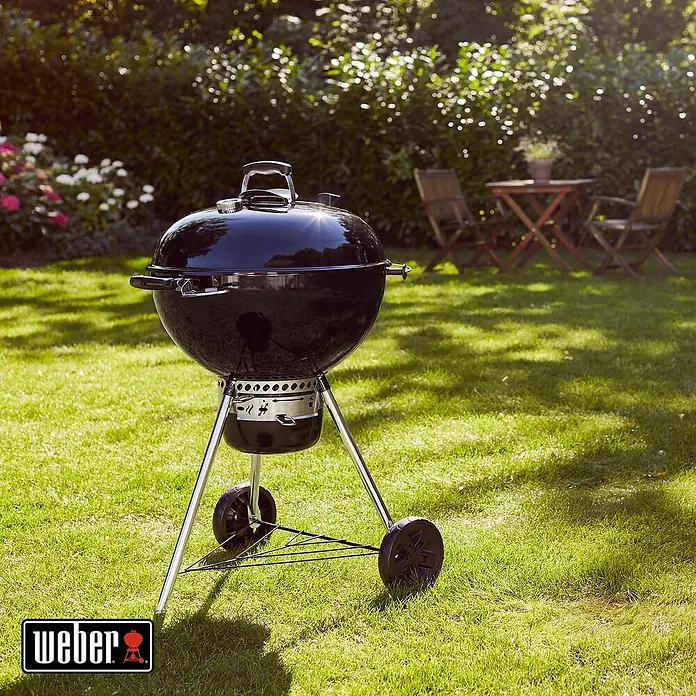 Weber Master-Touch GBS Kugelgrill E-5750 - Durchmesser Grillfläche: 57 cm, Schwarz - Nahaufnahme eines Weber Kugelgrills im Garten, perfekt für ein entspanntes Grillen im Freien.