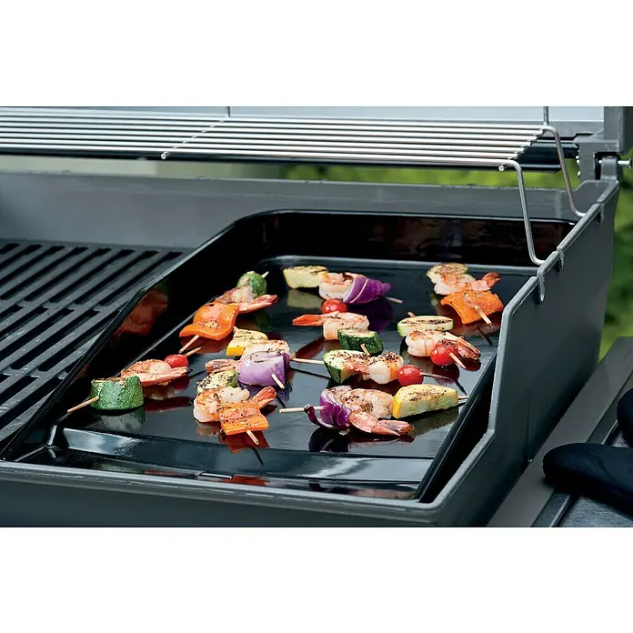 Weber Grillplatte - L x B: 52 x 39 cm - Grillplatte mit köstlichen Shrimps-Gemüse-Spießen. Perfekt für ein leckeres und gesundes Essen vom Grill. Die Grillplatte sorgt für gleichmäßige Hitzeverteilung.