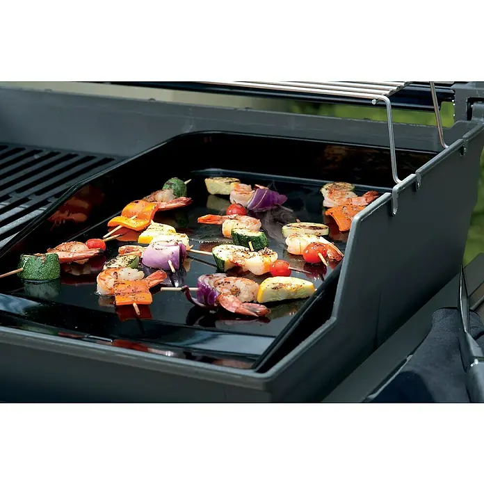 Weber Grillplatte - L x B: 52 x 39 cm - Eine Grillplatte mit köstlichen Schaschlikspießen, verziert mit frischem Gemüse und saftigen Garnelen, perfekt zubereitet auf einem hochwertigen Grill.