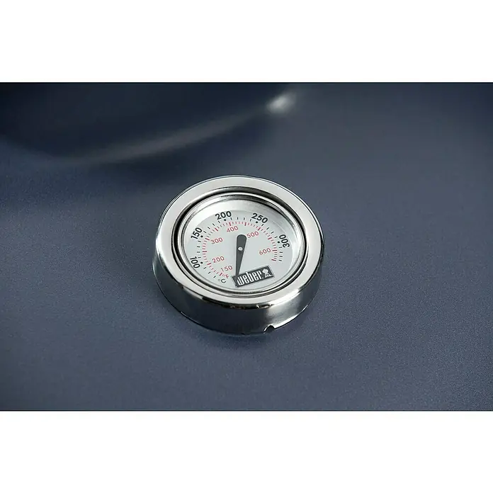 Weber Master-Touch GBS Kugelgrill C-5750 - Durchmesser Grillfläche: 57 cm, Slate Blue - Nahaufnahme eines Weber Grillthermometers, das die Temperatur präzise anzeigt, eingebettet in eine glatte, graue Oberfläche.