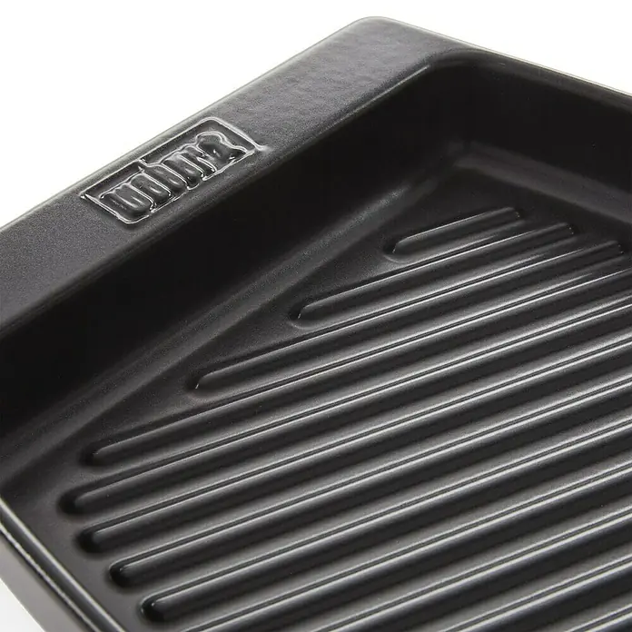 Weber Plancha - L x An: 47 x 28 cm, Altura: 4,4 cm - Primer plano de una sartén parrilla Weber negra con rebordes y el logotipo de Weber. Perfecto para deliciosas comidas a la parrilla.