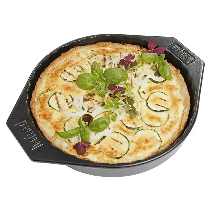 Weber Backform - Keramik - Ein Zucchini-Quiche in einer Weber-Form, garniert mit Basilikum und Zwiebeln. Perfekt für ein Mittagessen oder Abendessen mit frischen Zutaten.
