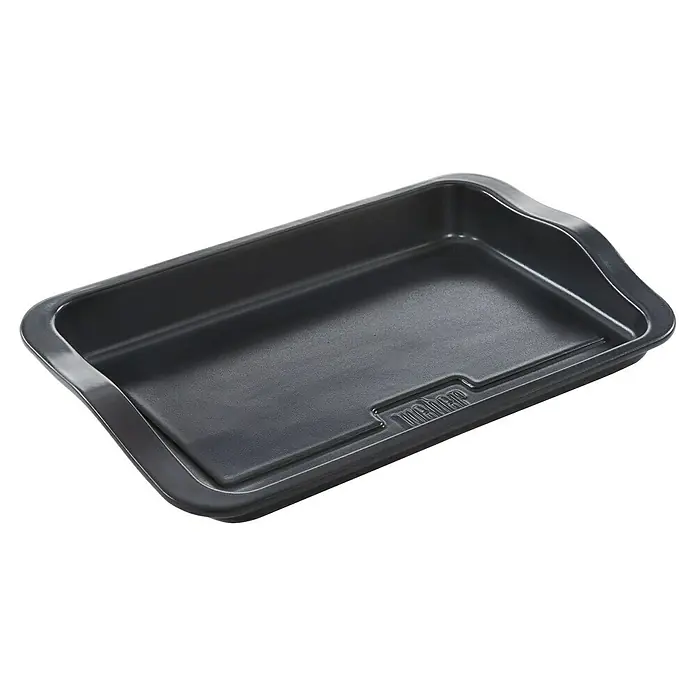 Weber Plancha para barbacoa - L x An: 26,9 x 43,9 cm - La imagen muestra una bandeja para hornear Weber gris. Tiene un borde elevado y un rótulo de Weber legible. Es ideal para hornear y asar.