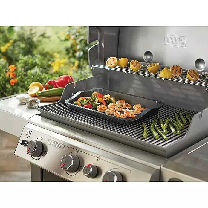 Weber Grillplatte Keramik - L x B: 26,9 x 43,9 cm - Silberner Weber Gasgrill beim Grillen von Garnelen, Jakobsmuscheln, Gemüse und Zitronen im Freien.