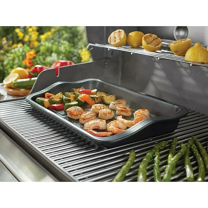 Weber Grillplatte Keramik - L x B: 26,9 x 43,9 cm - Gegrillte Meeresfrüchte und Gemüse auf einer Grillplatte. Genießen Sie köstliche Aromen mit dieser praktischen Grilllösung für Ihre kulinarischen Kreationen.