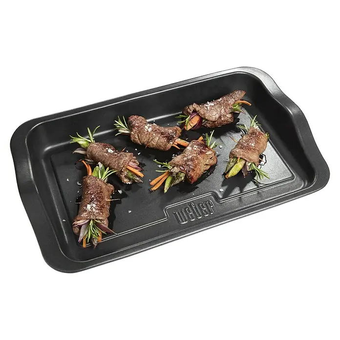 Weber Grillplatte Keramik - L x B: 26,9 x 43,9 cm - Ein schwarzes Weber Bräter mit leckeren Rouladen, gefüllt mit Gemüse und dekoriert mit Rosmarin. Ein kulinarischer Genuss, perfekt für Grillabende.