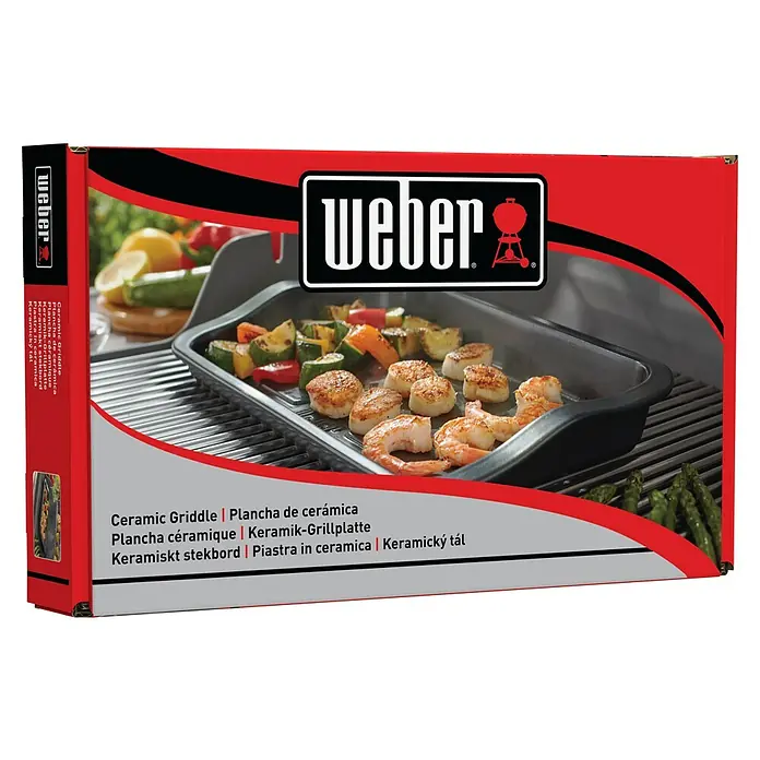 Weber Grillplatte Keramik - L x B: 26,9 x 43,9 cm - Verpackung der Weber Keramik-Grillplatte mit Bild von gegrilltem Gemüse und Meeresfrüchten.