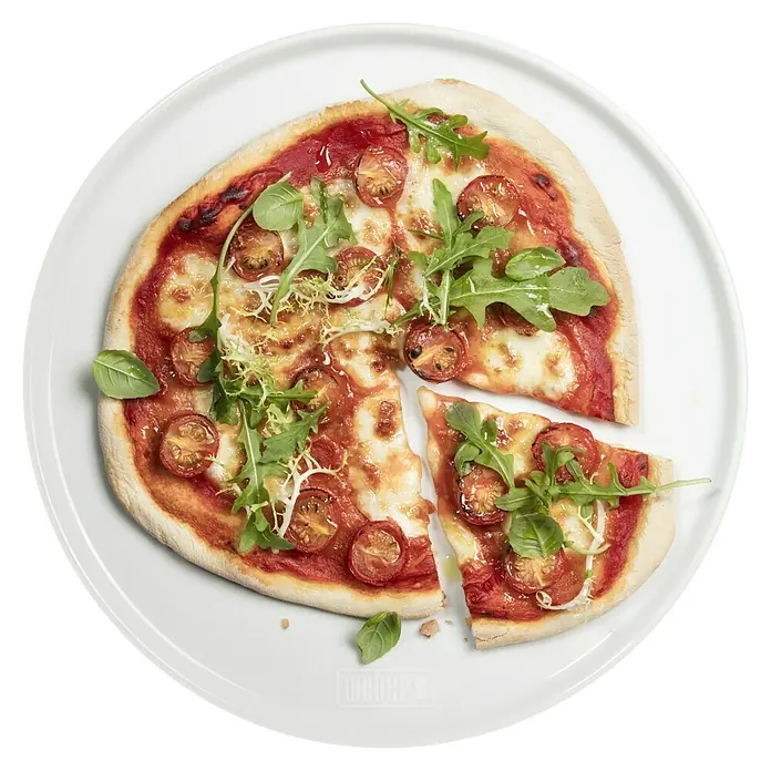 Weber Pizzateller - Keramik, Durchmesser: 30,2 cm - Ein lecker aussehende Pizza Margherita mit frischen Cherrytomaten und Rucola, serviert auf einem Teller.