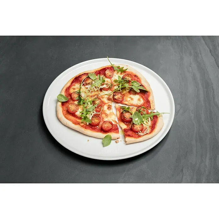 Weber Pizzateller - Keramik, Durchmesser: 30,2 cm - Pizza mit Tomaten und Rucola auf einem weißen Teller. Köstliche Pizza mit frischen Zutaten auf dunklem Hintergrund.