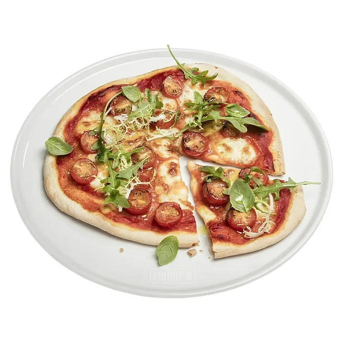 Weber Pizzateller - Keramik, Durchmesser: 30,2 cm - Nahaufnahme einer köstlichen Pizza mit frischen Tomaten, Mozzarella und Basilikum auf einem weißen Teller, perfekt für Feinschmecker.