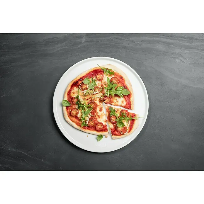 Weber Pizzateller - Keramik, Durchmesser: 30,2 cm - Ein köstliche Pizza mit Tomaten und Rucola auf einem weißen Teller. Ideal für eine schnelle Mahlzeit oder ein gemütliches Abendessen mit Freunden.