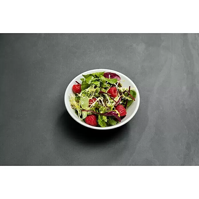 Weber Schüssel Porzellan - Keramik, Ø x H: 14 x 5 cm - Frischer gemischter Salat mit leuchtend roten Himbeeren in einer weißen Schale.