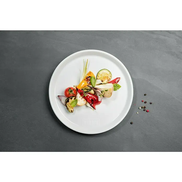 Weber Teller - Keramik, Durchmesser: 20 cm - Ein Teller mit gegrilltem Gemüse, darunter Paprika, Zucchini und Tomaten, kunstvoll angerichtet auf einem weißen Teller mit Pfefferkörnern.