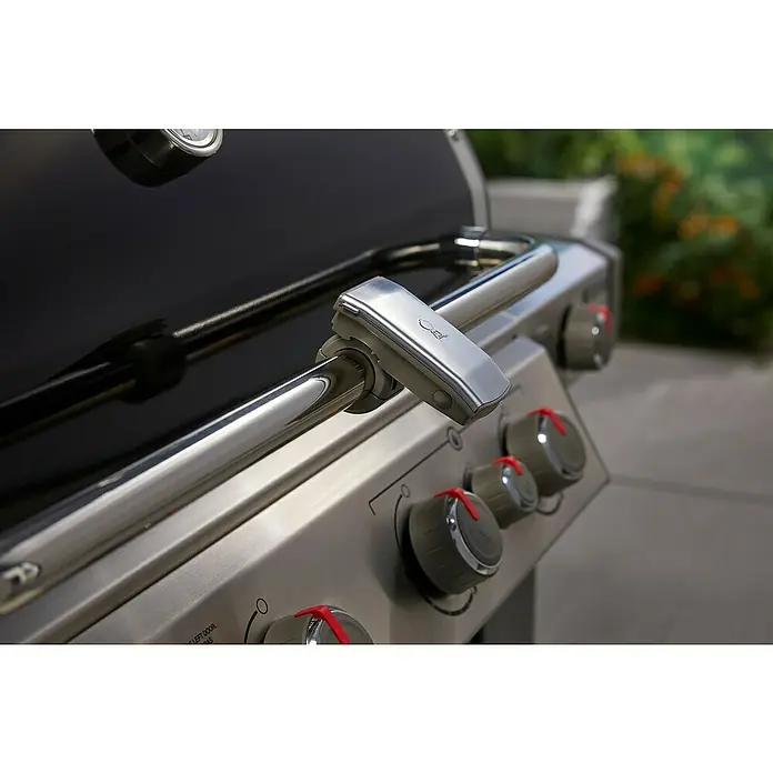 Weber Grifflicht - Passend für: Weber Gasgrills Genesis II / Spirit II / Genesis, Spirit & Summit - Serie (ab Baujahr 2007) - Nahaufnahme eines Q Grill mit silbernen Bedienelementen und einem schwarzen Deckel, ideal für Grillliebhaber.