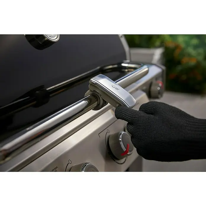 Weber Grifflicht - Passend für: Weber Gasgrills Genesis II / Spirit II / Genesis, Spirit & Summit - Serie (ab Baujahr 2007) - Detailaufnahme eines Weber Grills mit einer Hand, die einen Knopf berührt. Hervorhebung der Grillfunktionen und Bedienelemente.