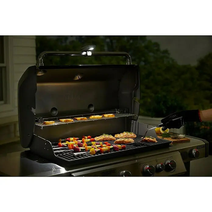 Weber Grifflicht - Passend für: Weber Gasgrills Genesis II / Spirit II / Genesis, Spirit & Summit - Serie (ab Baujahr 2007) - Weber Genesis II Grill mit beleuchteten Bedienelementen und Grillfläche. Perfekt für köstliche Mahlzeiten im Freien mit Freunden und Familie.