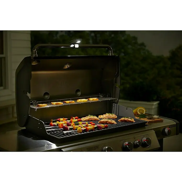 Weber Grifflicht - Passend für: Weber Gasgrills Genesis II / Spirit II / Genesis, Spirit & Summit - Serie (ab Baujahr 2007) - Ein Weber Genesis II Grill mit Grillgut. Perfekt für Grillabende.