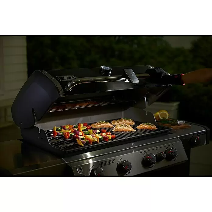Weber Grifflicht - Passend für: Weber Gasgrills Genesis II / Spirit II / Genesis, Spirit & Summit - Serie (ab Baujahr 2007) - Weber Gasgrill, offen, mit Gemüsespießen und Lachsfilets. Dunkelgrau und Silber.