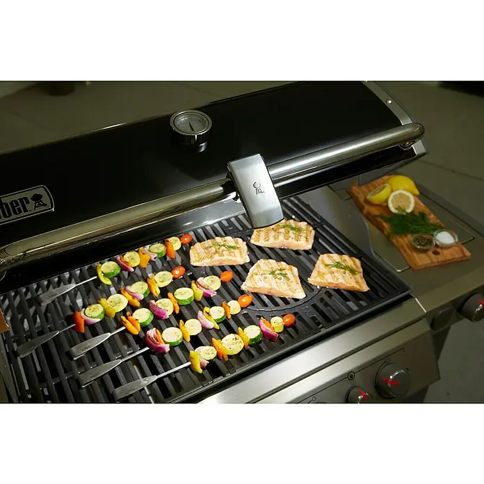 Weber Grifflicht - Passend für: Weber Gasgrills Genesis II / Spirit II / Genesis, Spirit & Summit - Serie (ab Baujahr 2007) - Ansicht eines Weber Grills mit Grillspießen und Lachsfilets auf dem Rost, daneben ein Holzbrett mit Zitrone und Gewürzen.