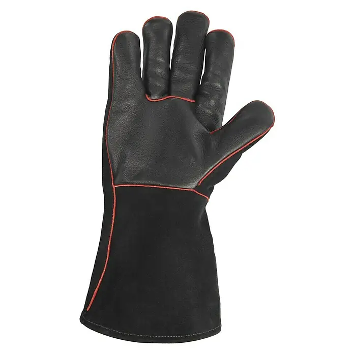 Weber Grillhandschuhe Leder - 2 -tlg., Leder - Nahaufnahme eines schwarzen Schweißerhandschuhs mit roter Naht. Der hochwertige Handschuh schützt die Hände bei Schweißarbeiten.