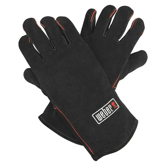 Weber Grillhandschuhe - 2 -tlg., Leder - Ein Paar Weber Grillhandschuhe aus schwarzem Stoff mit roter Umrandung. Sie bieten Schutz vor Hitze beim Grillen.