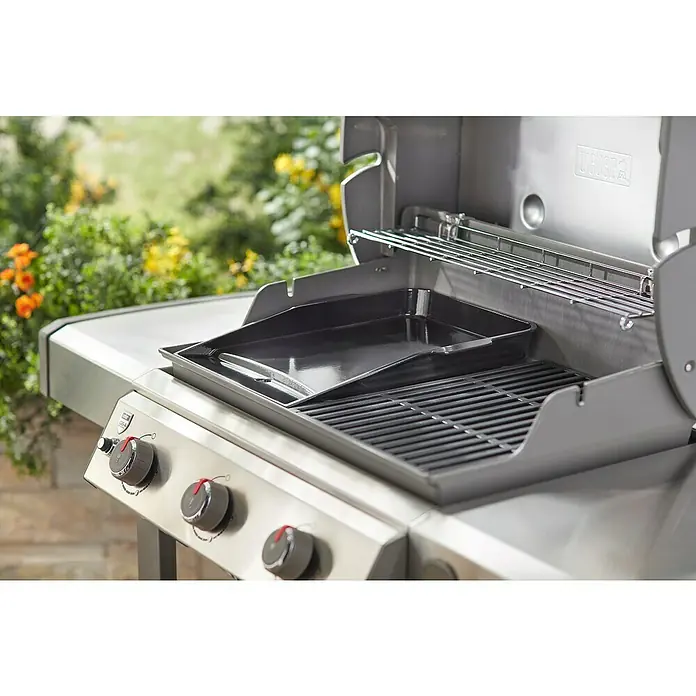 Weber Grillplatte Plancha - L x B: 48,8 x 36,8 cm, Gusseisen - Nahaufnahme eines Weber Gasgrills mit geöffnetem Deckel, der einen Grillrost und eine Grillplatte zeigt. Perfekt zum Grillen im Freien.