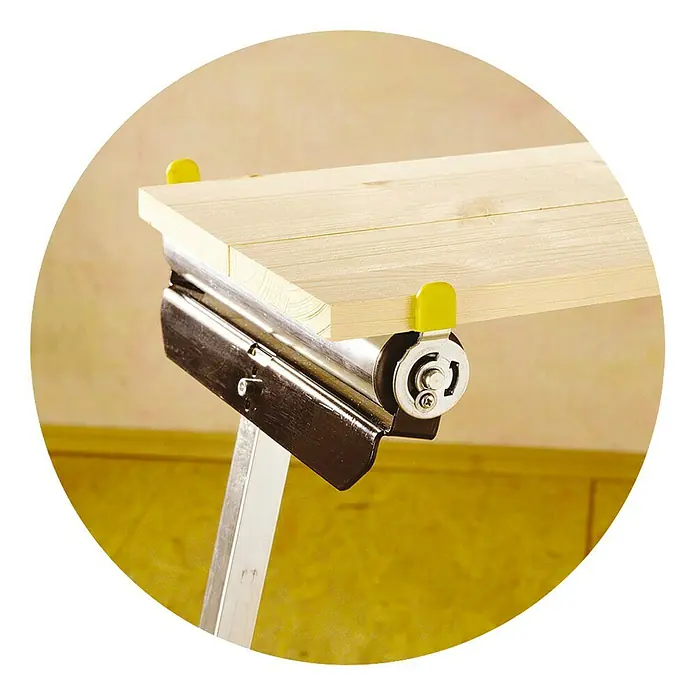 Wolfcraft Rollenbock - Arbeitshöhe: 640 mm - 1.000 mm, Belastbarkeit: 60 kg - Das Bild zeigt eine Rollenbock mit einem Holzbrett darauf, nützlich für die Holzbearbeitung, ideal für Heimwerker.