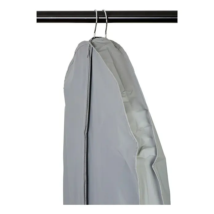 Kleidersack-Set - 2 Stk., Polyester - Graue Kleiderhülle mit Reißverschluss hängt an einer schwarzen Stange und schützt Kleidung vor Staub und Beschädigung.