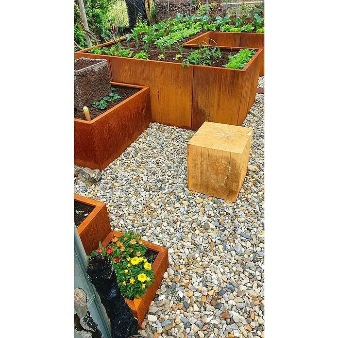 Palatino Hochbeet Urban U-Form - 300 x 200 x 70 cm, Stahl, Rostbraun - Hochbeete aus Cortenstahl mit verschiedenen Pflanzen und einem Holzhocker auf Kies.