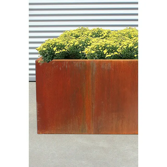 Palatino Hochbeet Urban S-Form - 500 x 400 x 70 cm, Stahl, Rostbraun - Rostfarbener Pflanzkasten mit üppigen gelben Blumen, der einen Farbtupfer und rustikalen Charme in jeden Außenbereich bringt.