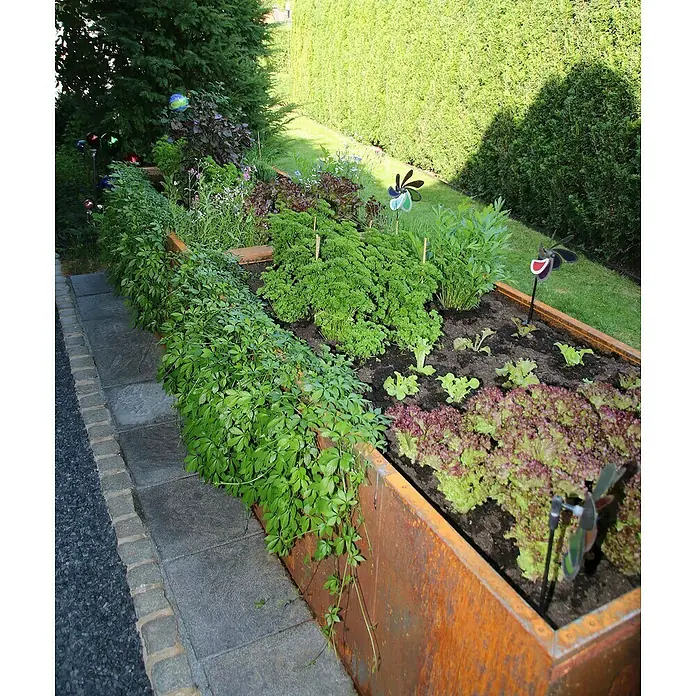Palatino Hochbeet Urban - 300 x 50 x 70 cm, Stahl, Rostrot - Hochbeet mit Salat, Kräutern und Zierpflanzen. Rostfarbenes Metallbeet mit vielfältiger Bepflanzung und Windrädern als Dekoration im Garten.