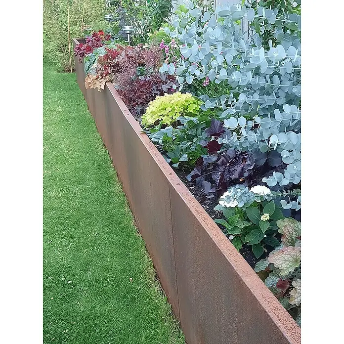 Palatino Hochbeet Urban - 250 x 50 x 70 cm, Stahl, Rostrot - Einfassung aus Cortenstahl für ein Gartenbeet, mit verschiedenen Pflanzen wie Heuchera und Eukalyptus bepflanzt, die einen schönen Kontrast bilden.