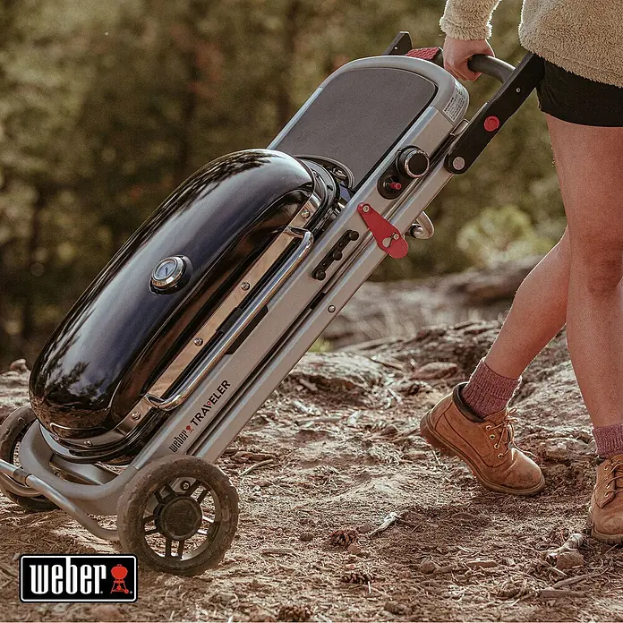 Weber Gasgrill TravelerGrillfläche (B x T): 63 x 34 cm, 3,8 kW, Anzahl Brenner: 1, Schwarz/Silber - Tragbarer Weber Traveler Gasgrill im Freien, perfekt für unterwegs. Mit robustem Wagen und Rädern für einfachen Transport.