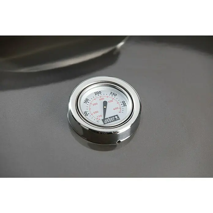 Weber Master-Touch GBS Kugelgrill C-5750 - Durchmesser Grillfläche: 57 cm, Smoke Grey - Nahaufnahme des Weber Grillthermometers, das die Temperatur anzeigt. Wesentliches Zubehör für präzises Grillen.